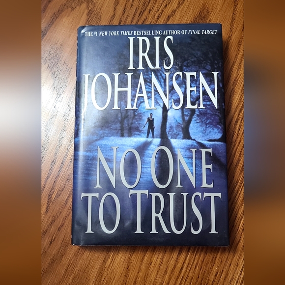 Iris Johansen Suspense Novels Bundle #3 - Picture 4 of 5